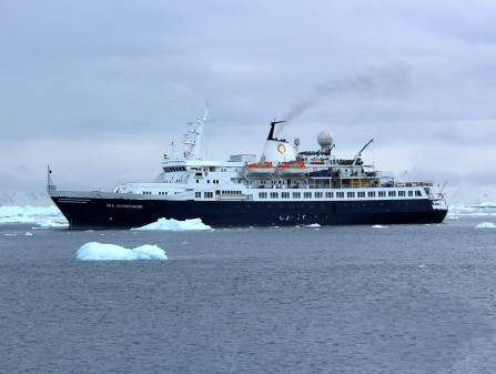 【北极三岛】北极熊+北极光·海探险号巡游北极三岛 斯瓦尔巴群岛+格陵兰岛+冰岛 132人载客小型极地探险邮轮